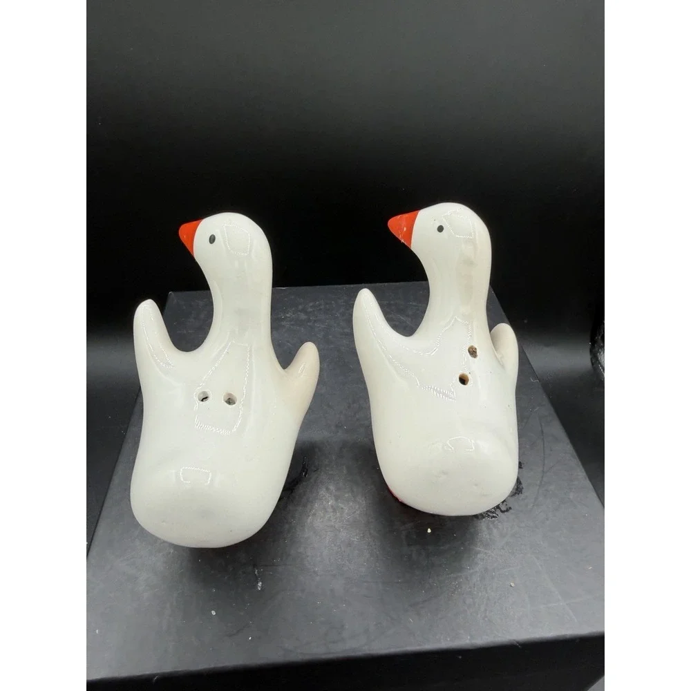 Vintage Hugging Geese Salt & Pepper Shakers 🪿🤍 Ceramic Farmhouse Kitchen Decor